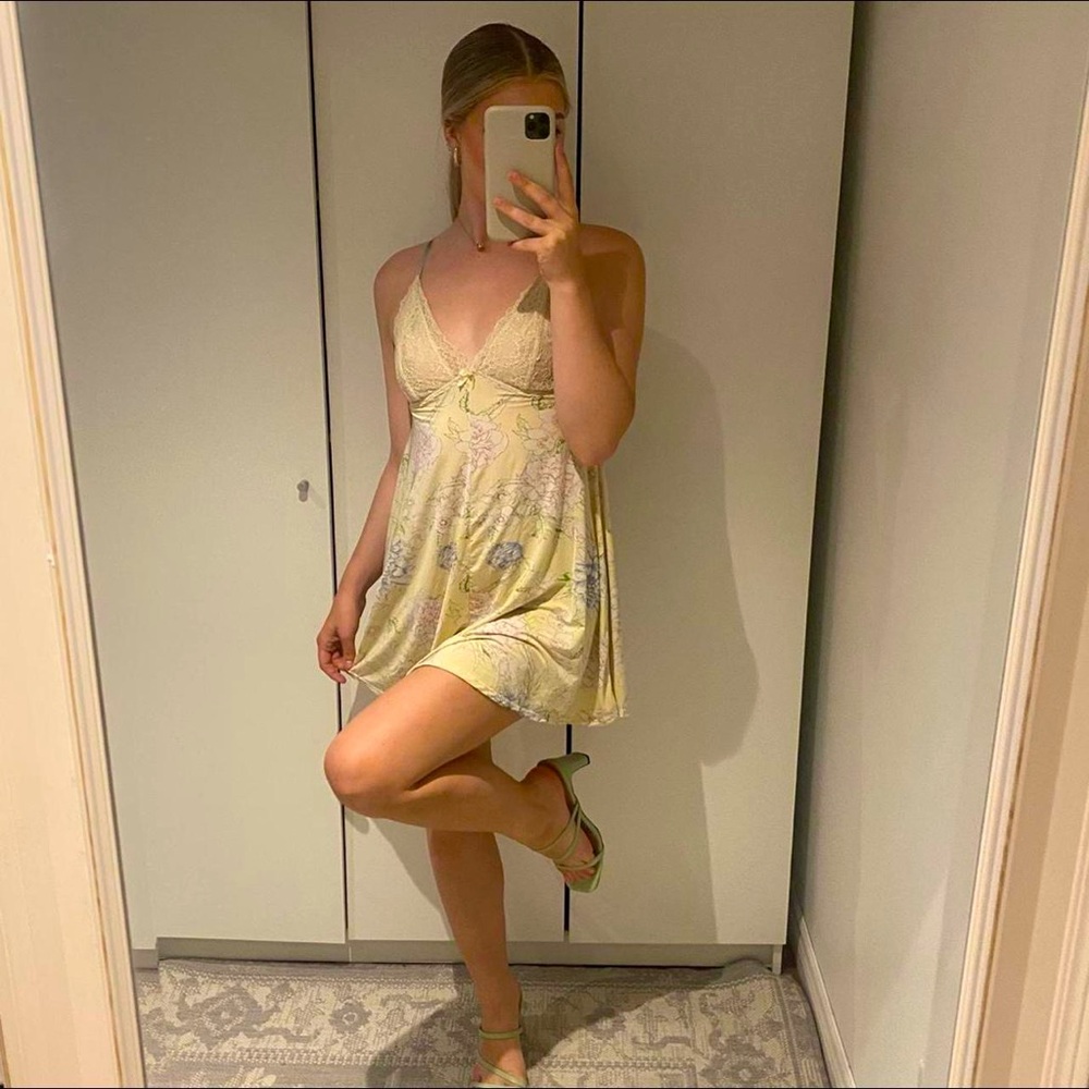 Silky lace floral mini dress 🌸